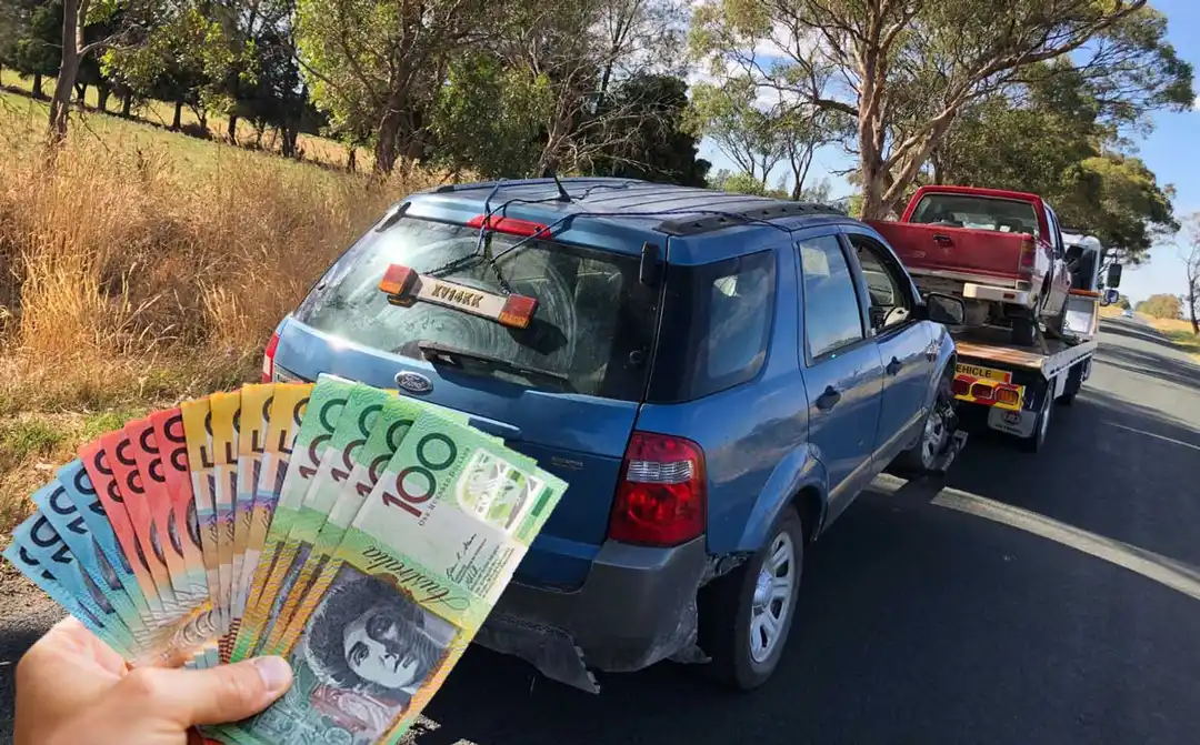 Cash being handed over for a scrap car in Bendigo